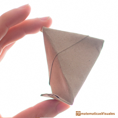 Estamos en casa: Construcción de un tetraedro con un rollo de papel |matematicasVisuales