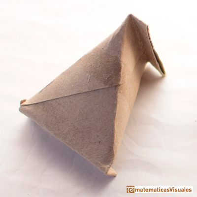 En casa: Construcción de un tetraedro con un rollo de papel de wc | matematicasVisuales