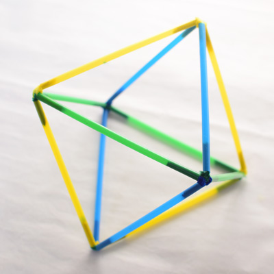 Tetraedro: construcción con tubos | matematicasvisuales