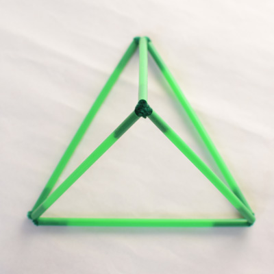 Tetraedro: construcción con tubos | matematicasvisuales