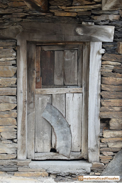 Conos y troncos de cono: Puerta en Pealba de Santiago (Len, Espaa) con desarrollo de tronco de cono | matematicasVisuales