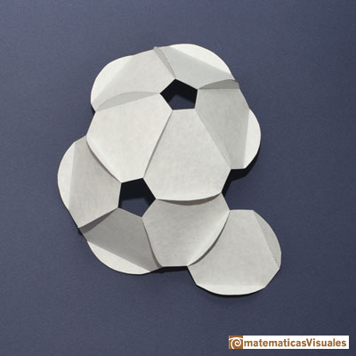 Building polyhedra using cardboard discs | matematicasVisuales