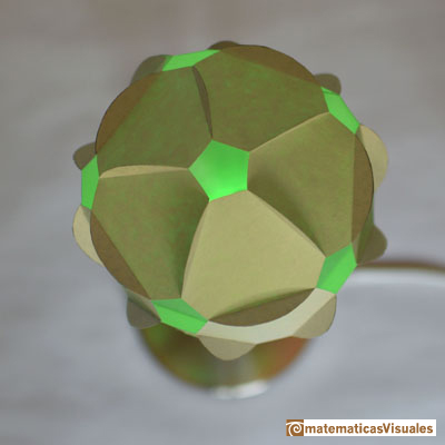 Building polyhedra using cardboard discs | matematicasVisuales
