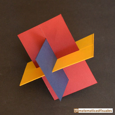 Construcción poliedros| Icosaedro, tres rectangulos áureos en madera e hilo | matematicasVisuales