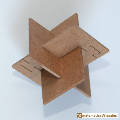 Building polyhedra| Icosaedro, tres rectangulos áureos en madera e hilo | matematicasVisuales