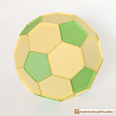Construcción de poliedros con cartulina y gomas elásticas: icosaedro truncado| matematicasVisuales