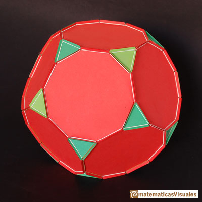 Construcción de poliedros con cartulina y gomas elásticas: dodecaedro truncado | matematicasVisuales