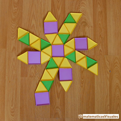 Construcción de poliedros con cartulina y gomas elásticas: snub cube plane net | matematicasVisuales