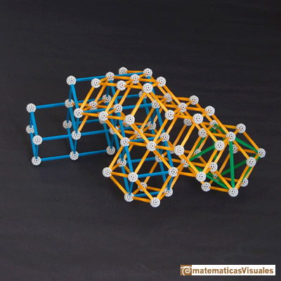 Dodecaedro rmbico es un poliedro que rellena el espacio, teselacin, construccin con Zome | matematicasvisuales