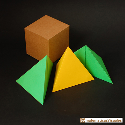 cubo compuesto por el tetraedro amarillo y dos pares de pirámides verdes | matematicasvisuales