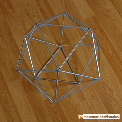 Sólidos platónicos: Icosaedro realizado con tubos de aluminio | matematicasVisuales