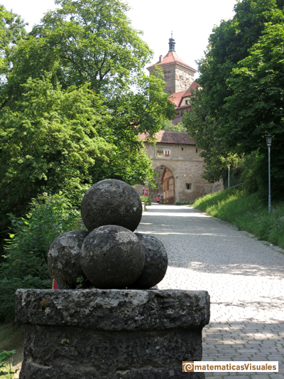 Volume of a tetrahedron: tetrahedron in Rothenburg (Germany) | matematicasVisuales