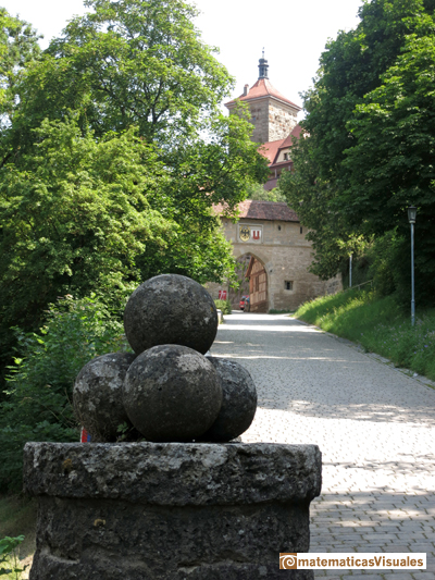 Volumen de un tetraedro: tetraedro en Rothenburg (Alemania) | matematicasVisuales