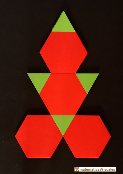Construcción de poliedros con cartulina cara a cara pegadas: Tetraedro truncado: plane development | matematicasVisuales