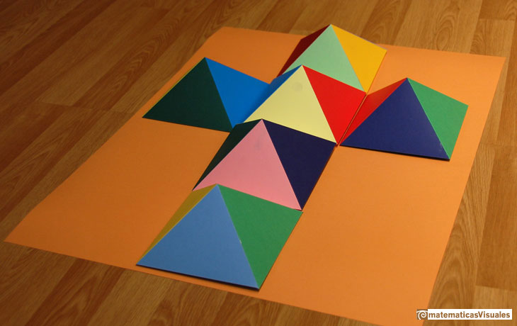 Cubo y seis pirámides iguales, construcción en cartulina  | matematicasVisuales