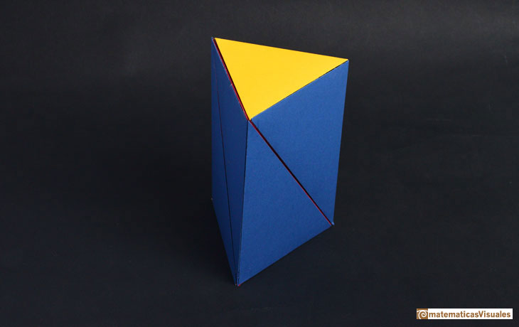 Prisma descompuesto en tres pirámides con el mismo volumen | matematicasVisuales