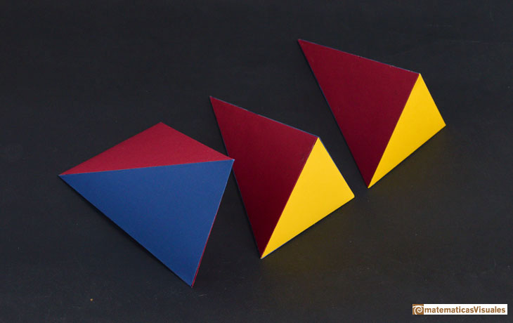 Prisma descompuesto en tres pirámides con el mismo volumen | matematicasVisuales