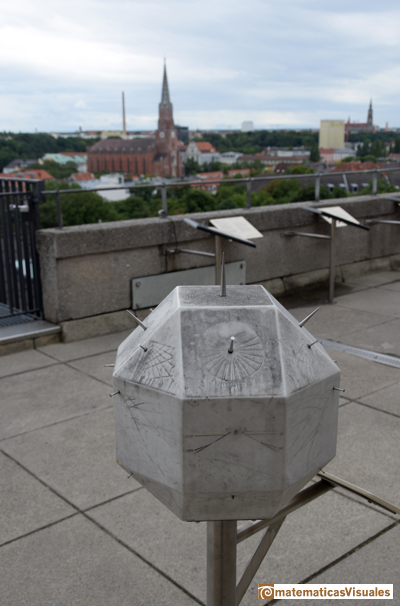 Rombicuboctaedro: : Reloj de sol en el Deutsches Museum (Museo de Ciencia, Munich, Alemania) | matematicasVisuales