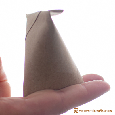 En casa: Construccin de un tetraedro con un rollo de papel de wc | matematicasVisuales