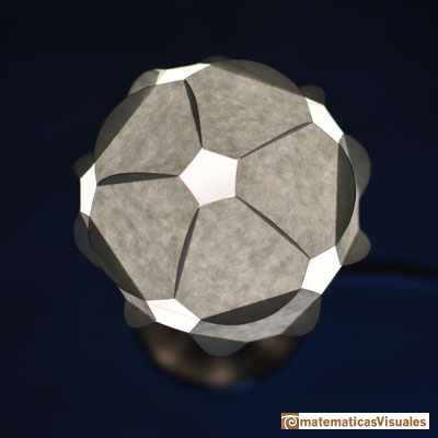 Building polyhedra using cardboard discs | matematicasVisuales