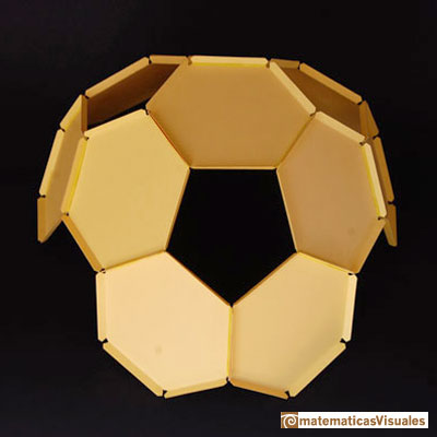 Construccin de poliedros con cartulina y gomas elsticas: icosaedro truncado| matematicasVisuales