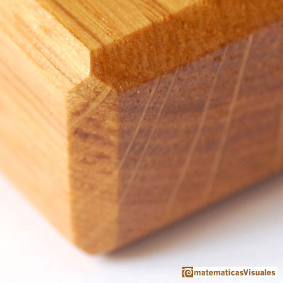 Cubo achaflanado: canto achaflanado de una pieza de madera | matematicasVisuales