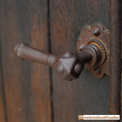 Un cuboctaedro en una puerta de la Schottenkirche St. Jakob (Iglesia de Santiago) en Regensburg (Alemania, 2014) | matematicasvisuales