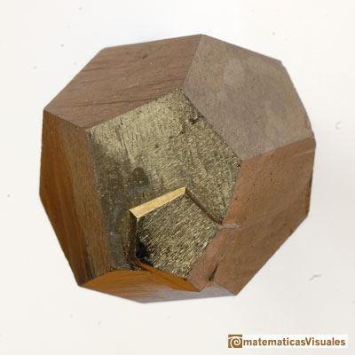 Slidos platnicos: Pirita con una cristalizacin en forma de dodecaedro irregular | matematicasVisuales