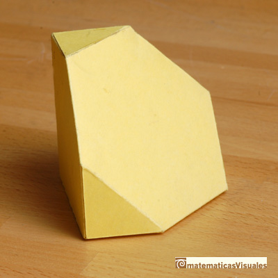 Medio cubo con una seccin hexagonal modelo papel| matematicasvisuales
