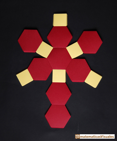 Construccin de poliedros con cartulina cara a cara pegadas: Octaedro truncado, plane development | matematicasVisuales