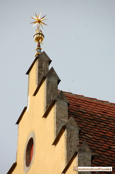 rombicuboctaedro  con pirmides en cada una de sus caras, Rombicuboctaedro aumentado, Rothemburg, Alemania | matematicasVisuales