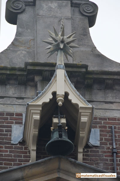 Rhombicuboctahedron or small rhombicuboctahedron pyramidated, augmented, Haarlem, Holland, Moravian Star | matematicasVisuales