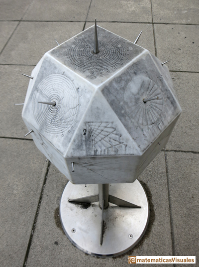 Rombicuboctaedro: : Reloj de sol en el Deutsches Museum (Museo de Ciencia, Munich, Alemania) | matematicasVisuales